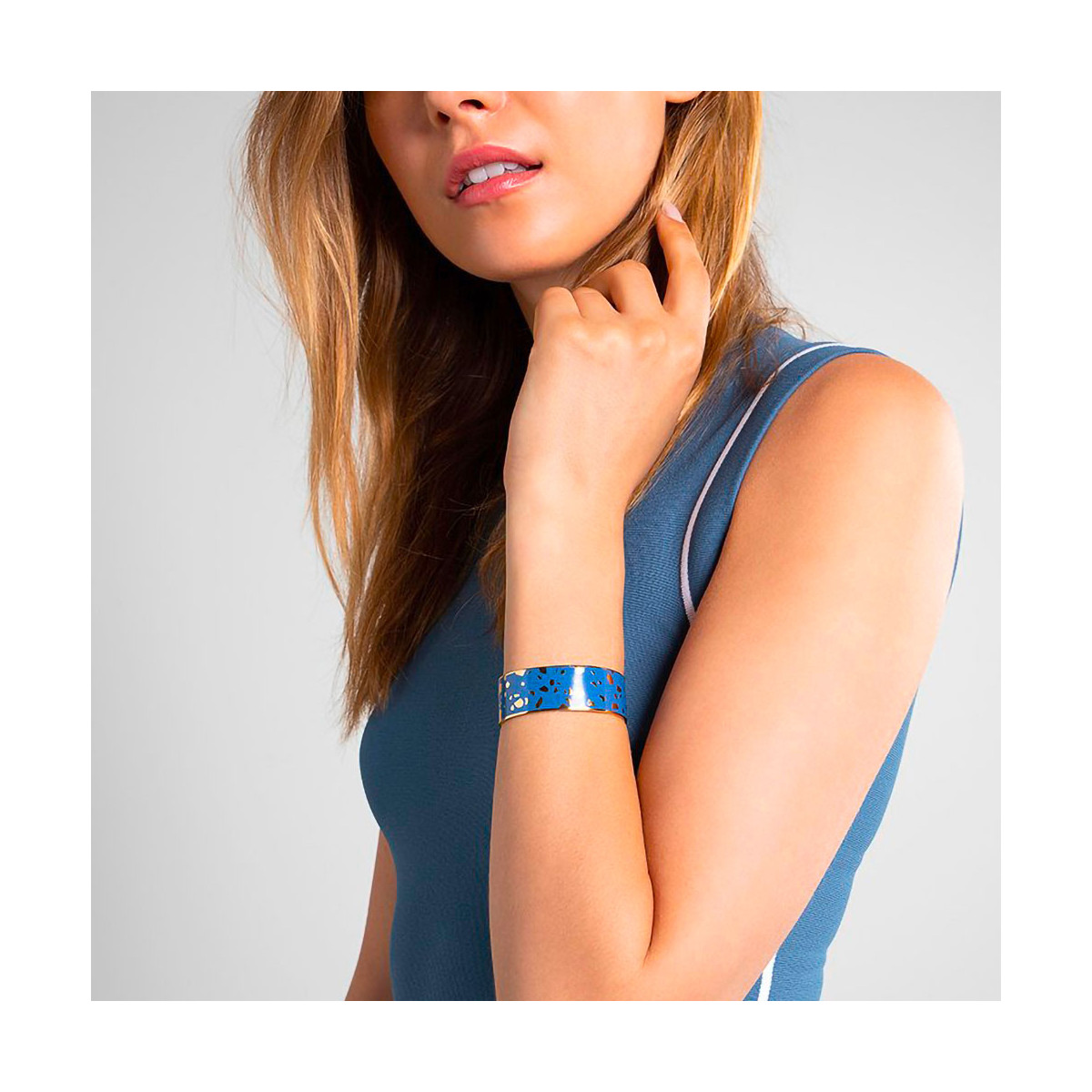 Bracelet émail Bleu finition dorée Bracelet ouvert "SYDNEY" émail Bleu finition dorée