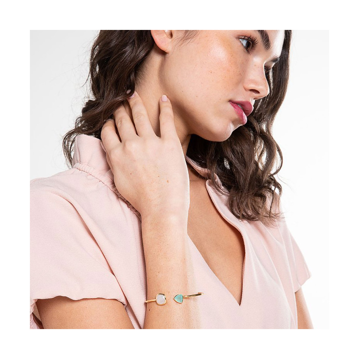 Bracelet jonc ouvert laiton doré monté d'une pierre de lune et d'une aqua calci blanche "Talia" Bracelet jonc ouvert laiton doré monté d'une pierre de lune et d'une Aqua calci blanche "Talia"