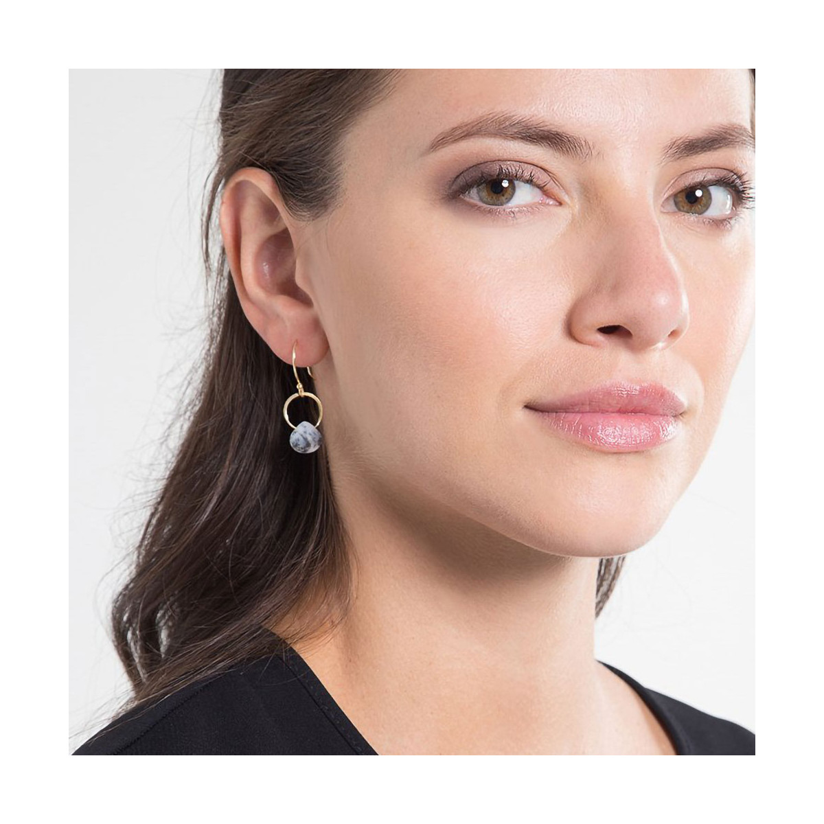 Boucles d'oreilles laiton doré montées d'une opale grise "Léa" Boucles d'oreilles laiton doré montées d'une opale grise "Léa"