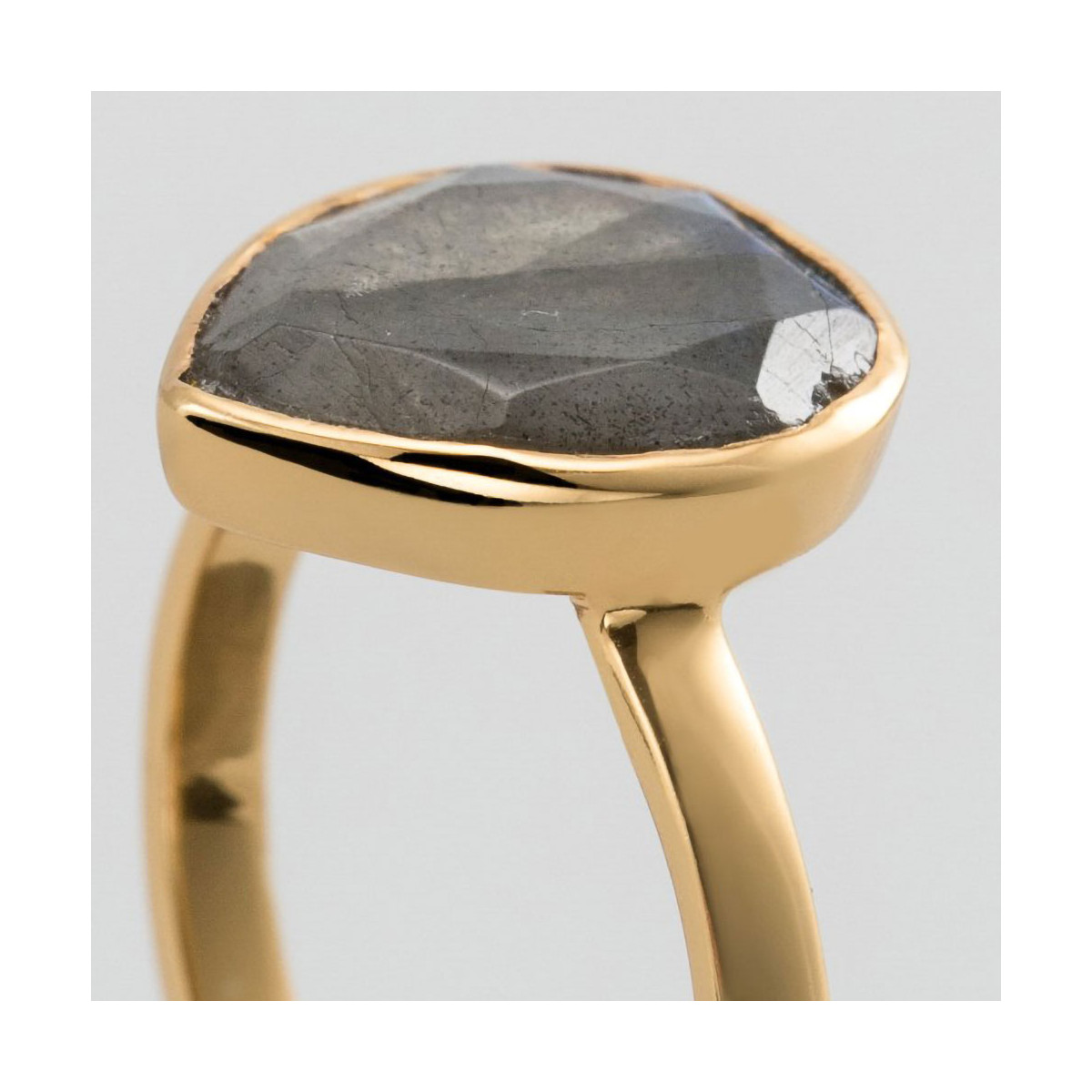 Bague laiton doré montée d'une labradorite grise " Ilya " Bague "Chronéa" Labradorite Laiton doré