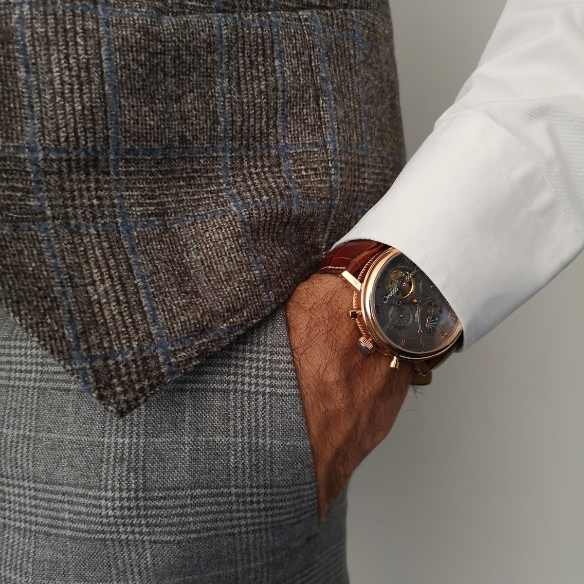 BAUME et MERCIER Montre bracelet, boîtier carré en or jaune 750°, cadran  doré à [] | lot 66 | Vente Montres chez Maison des Enchères | Auction.fr