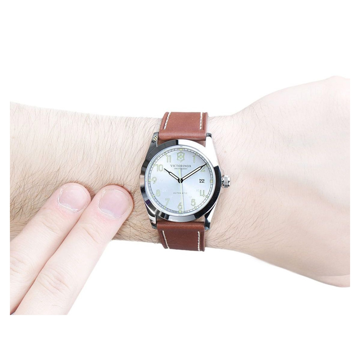 Montre Homme Victorinox INFANTRY Mechanical, silver white dial, brown leather strap - 40 mm Montre Homme Victorinox INFANTRY Mechanical, cadran blanc argenté, bracelet cuir marron - 40 mm