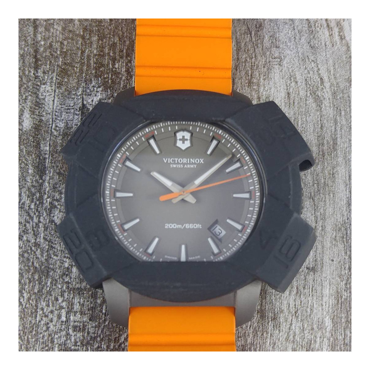 Montre Homme Victorinox I.N.O.X. Titane, boîtier titane, bracelet caoutchouc orange - 43 mm Montre Homme Victorinox I.N.O.X. Titane, boîtier titane, bracelet caoutchouc orange - 43 mm
