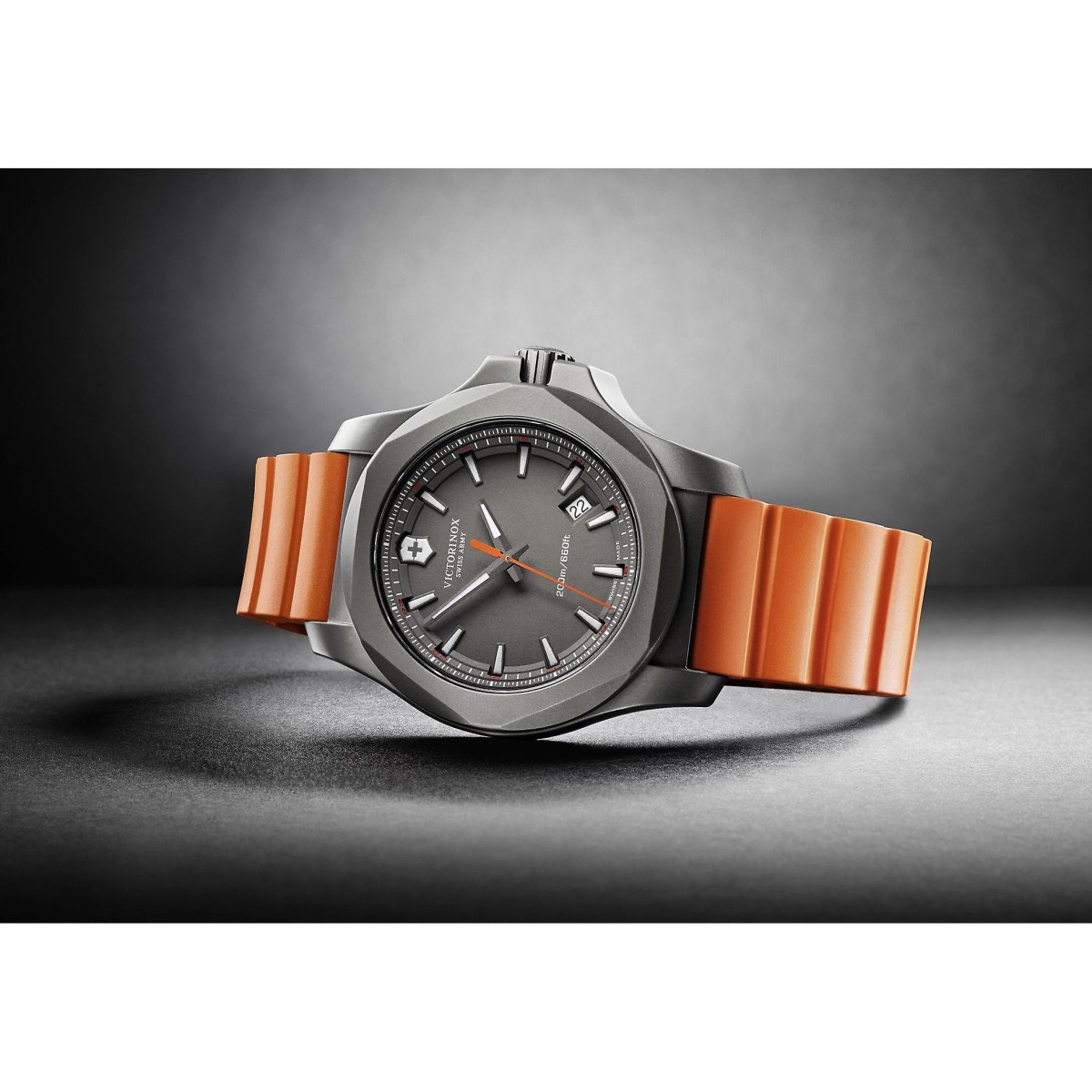 Montre Homme Victorinox I.N.O.X. Titane, boîtier titane, bracelet caoutchouc orange - 43 mm Montre Homme Victorinox I.N.O.X. Titane, boîtier titane, bracelet caoutchouc orange - 43 mm