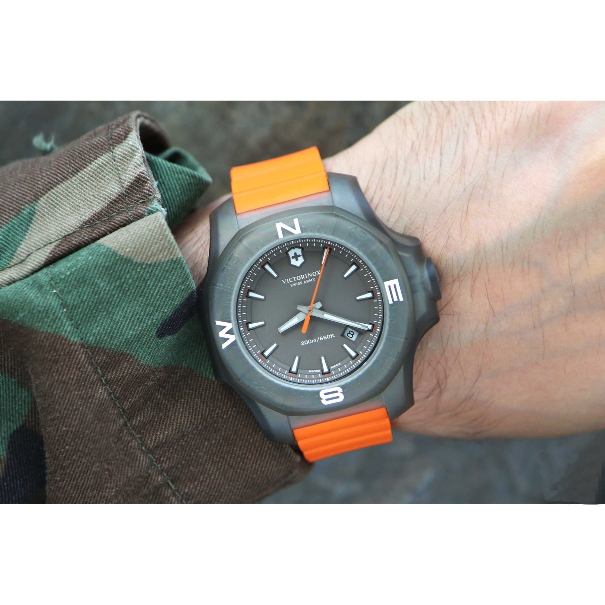 Montre Homme Victorinox I.N.O.X. Titane, boîtier titane, bracelet caoutchouc orange - 43 mm Montre Homme Victorinox I.N.O.X. Titane, boîtier titane, bracelet caoutchouc orange - 43 mm