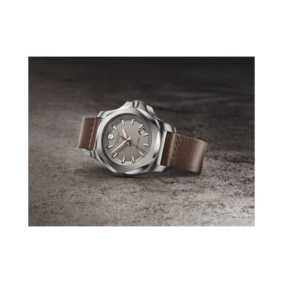 Montre Homme Victorinox I.N.O.X. cadran gris, bracelet cuir marron - 43 mm Montre Homme Victorinox I.N.O.X. cadran gris, bracelet cuir marron - 43 mm