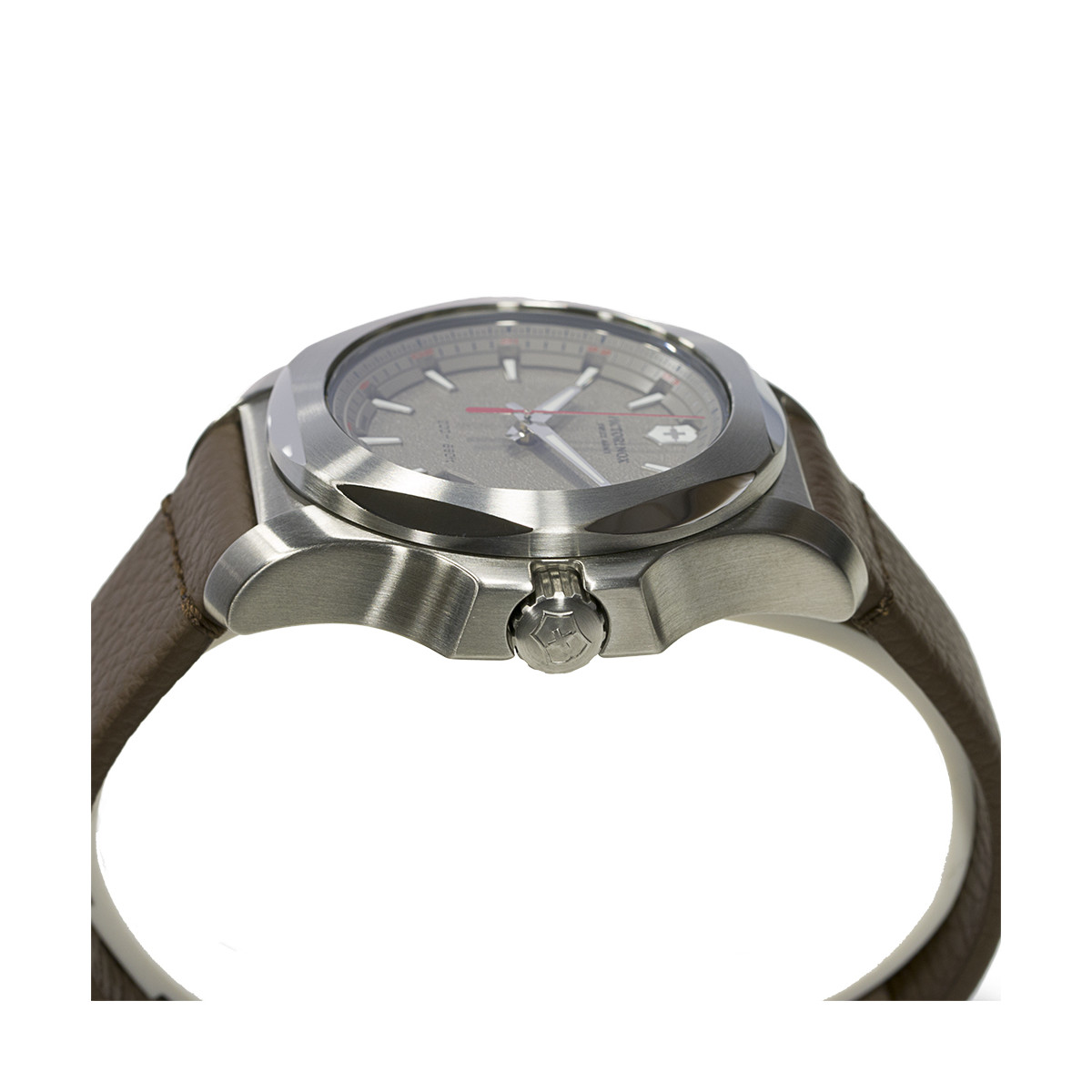 Montre Homme Victorinox I.N.O.X. cadran gris, bracelet cuir marron - 43 mm Montre Homme Victorinox I.N.O.X. cadran gris, bracelet cuir marron - 43 mm