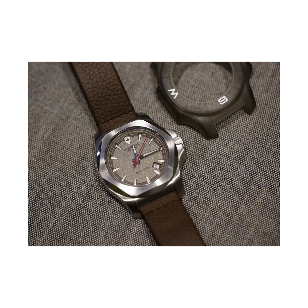 Montre Homme Victorinox I.N.O.X. cadran gris, bracelet cuir marron - 43 mm Montre Homme Victorinox I.N.O.X. cadran gris, bracelet cuir marron - 43 mm