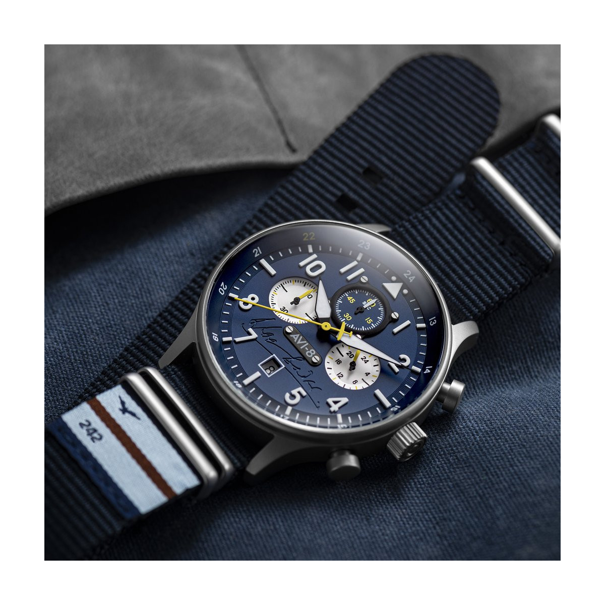 Montre Homme AVI-8 Hawker Hurricane EDITION LIMITEE Douglas Bader bleu  – AV-4072-01