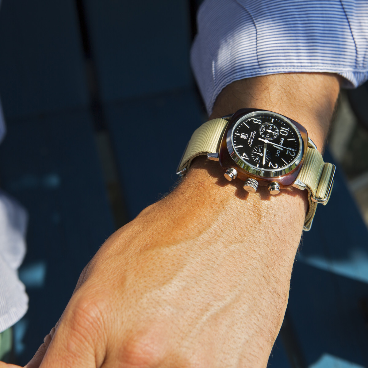 Montre Briston Clubmaster Classic Acétate Chrono sur poignet d'un homme Montre Briston Clubmaster Classic Acétate Chrono