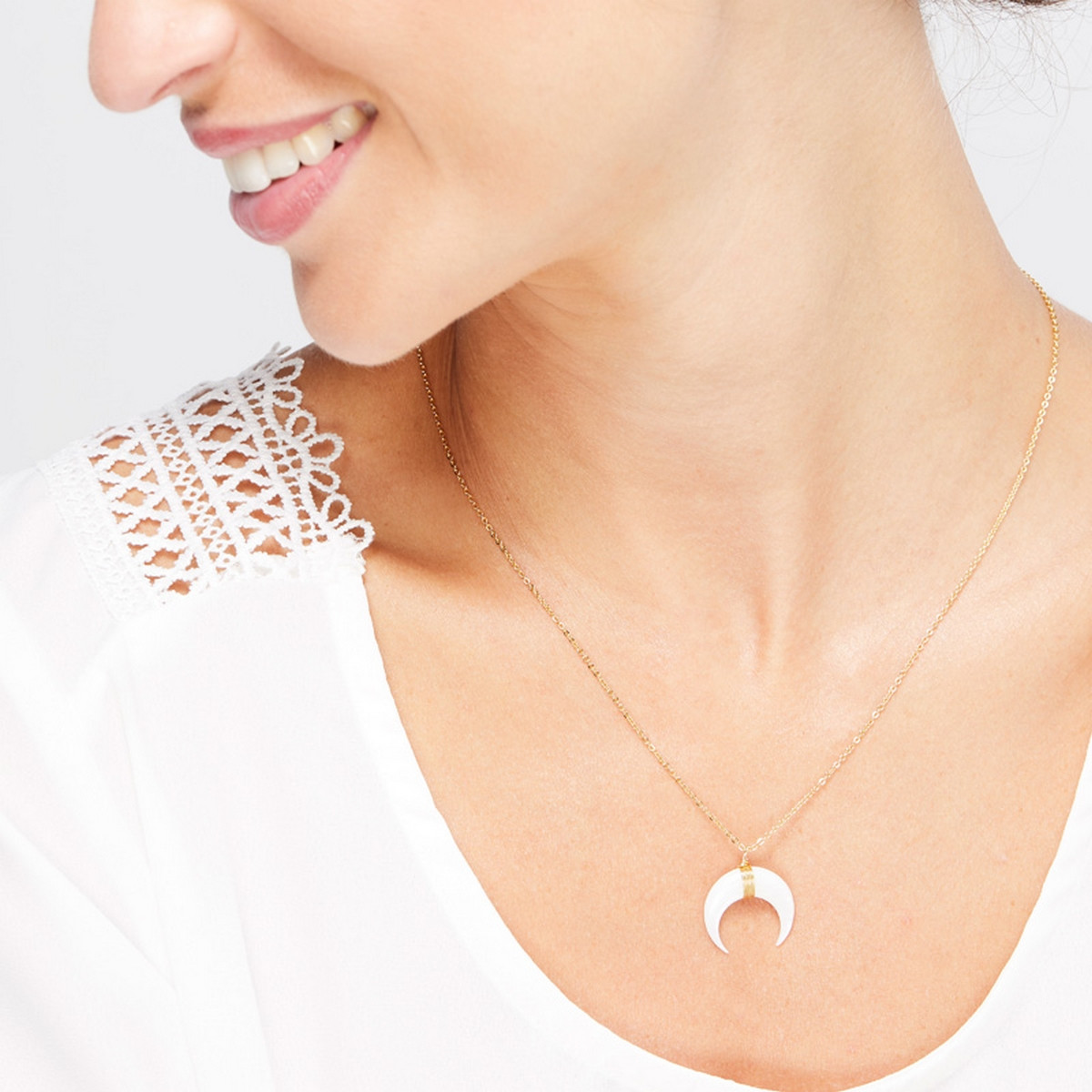 Collier doré orné de résine blanche Collier "Maréas" Laiton Doré Laiton doré