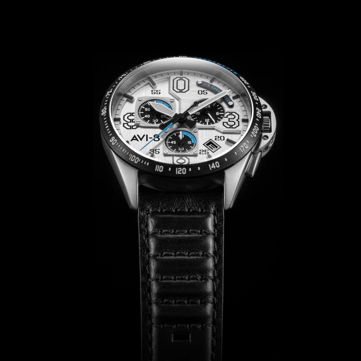 Montre AVI-8 P-51 MUSTANG méca-quartz chronographe - cadran blanc - bracelet noir Montre AVI-8 P-51 Mustang - Quartz Chronographe - AV-4077-01