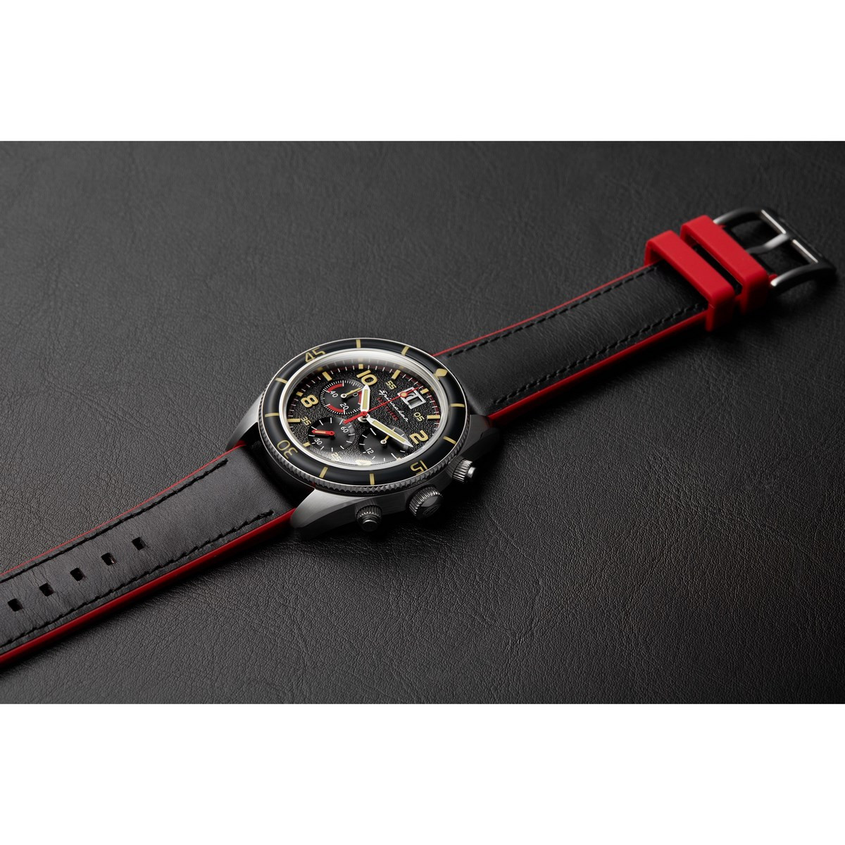 Montre Spinnaker FLEUSS Chrono - cadran noir - bracelet cuir noir et silicone rouge Montre Spinnaker FLEUSS Chrono - cadran noir - bracelet cuir noir et silicone rouge