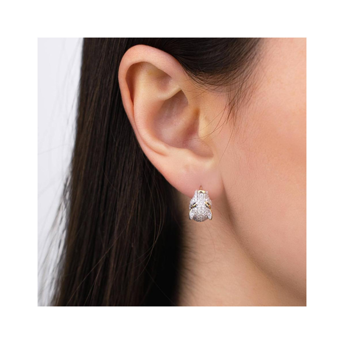 Boucles d'oreilles Or Jaune "MA PANTHÈRE" Diamants 1,03 carat et Saphir Bleu 0,07 carat Boucles d'oreilles Or Jaune "Ma Panthère" Diamants 1,03 carat et Saphir Bleu 0,07 carat