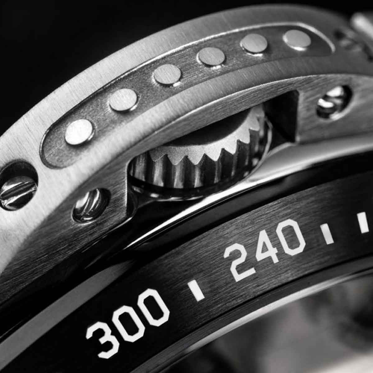 Montre AVI-8 P-51 MUSTANG méca-quartz chronographe - cadran noir - bracelet gris Montre AVI-8 P-51 Mustang - Quartz Chronographe - AV-4077-03