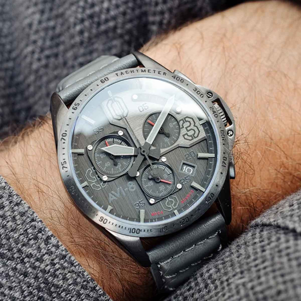 Montre AVI-8 P-51 MUSTANG méca-quartz chronographe - cadran noir - bracelet gris Montre AVI-8 P-51 MUSTANG méca-quartz chronographe - cadran noir - bracelet gris