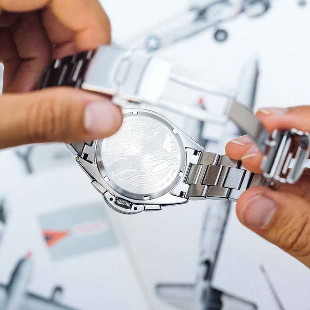Montre AVI-8 P-51 MUSTANG méca-quartz chronographe - cadran noir Montre AVI-8 P-51 Mustang - Quartz Chronographe - AV-4077-11