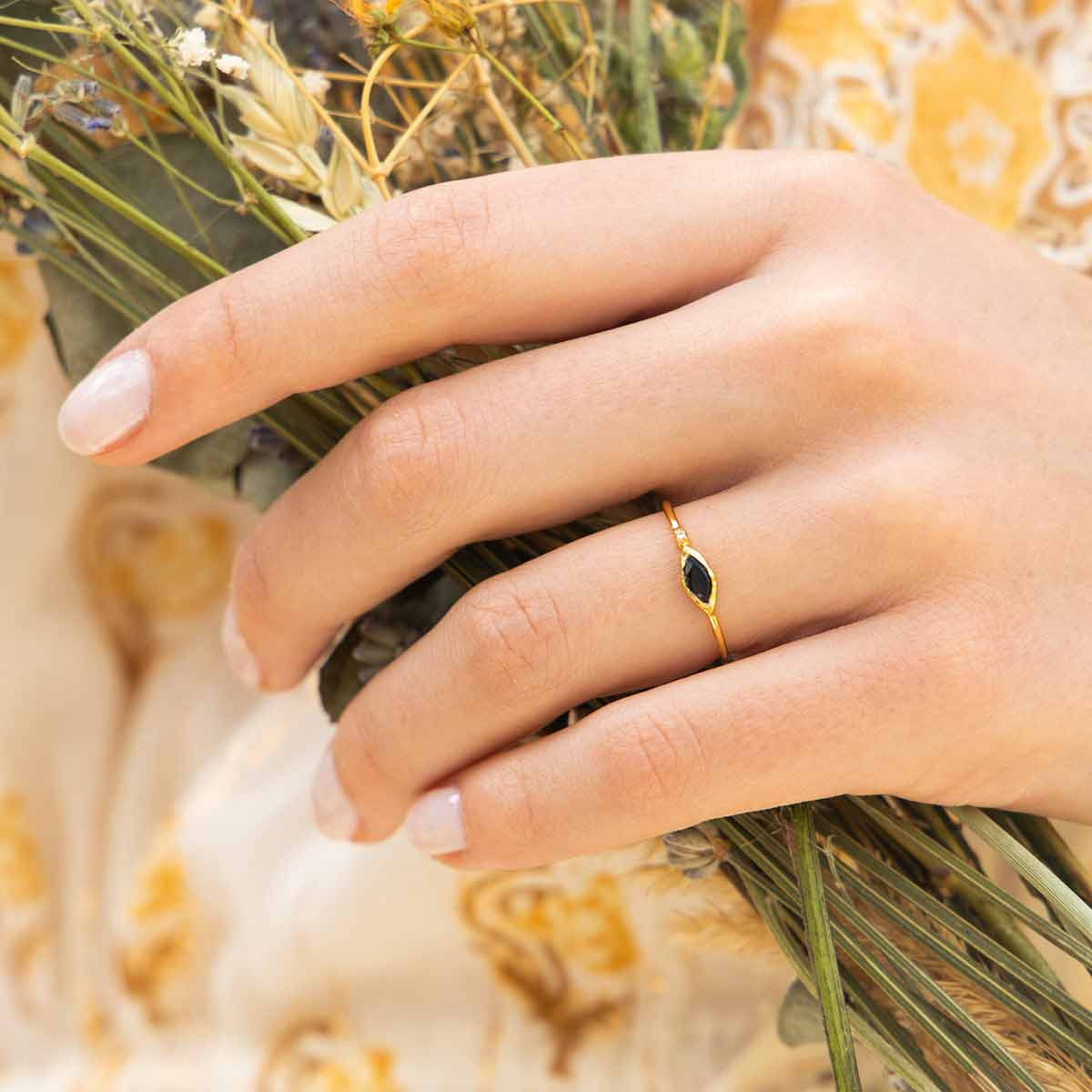 Bague dorée "Marta" Onyx Noire Bague "Centaurea" Onyx Noire Laiton doré