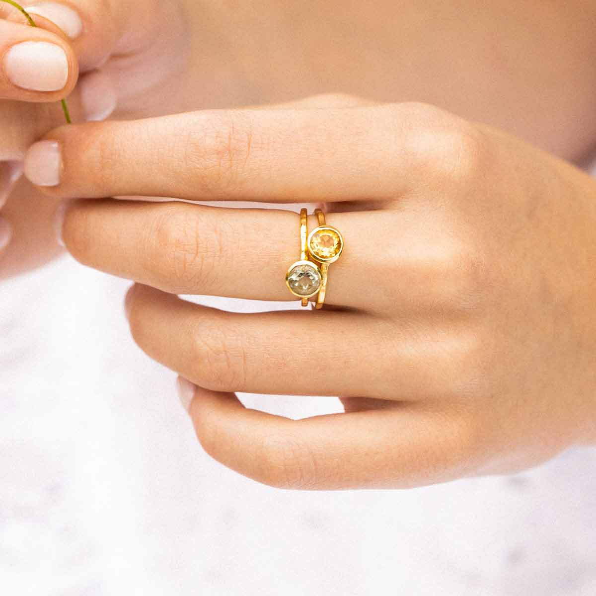 Duo de bagues laiton doré montées d'améthystes " Cléa " Bague "Equitante" Améthyste verte Laiton doré