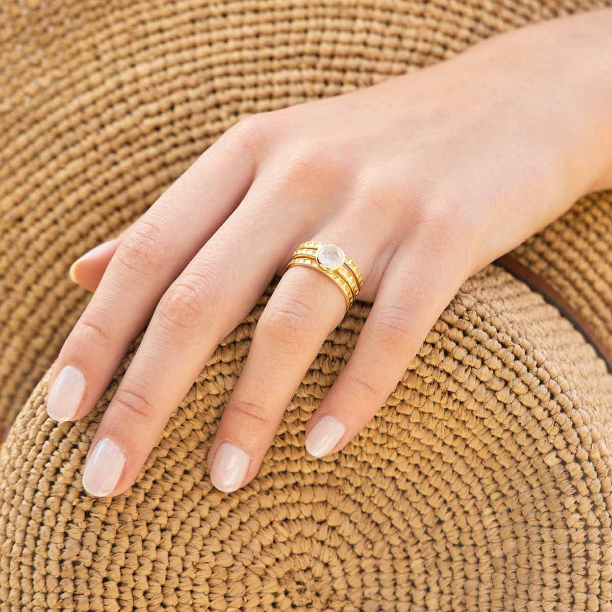 Bague "Fleuri" Pierre de lune blanche Laiton doré
