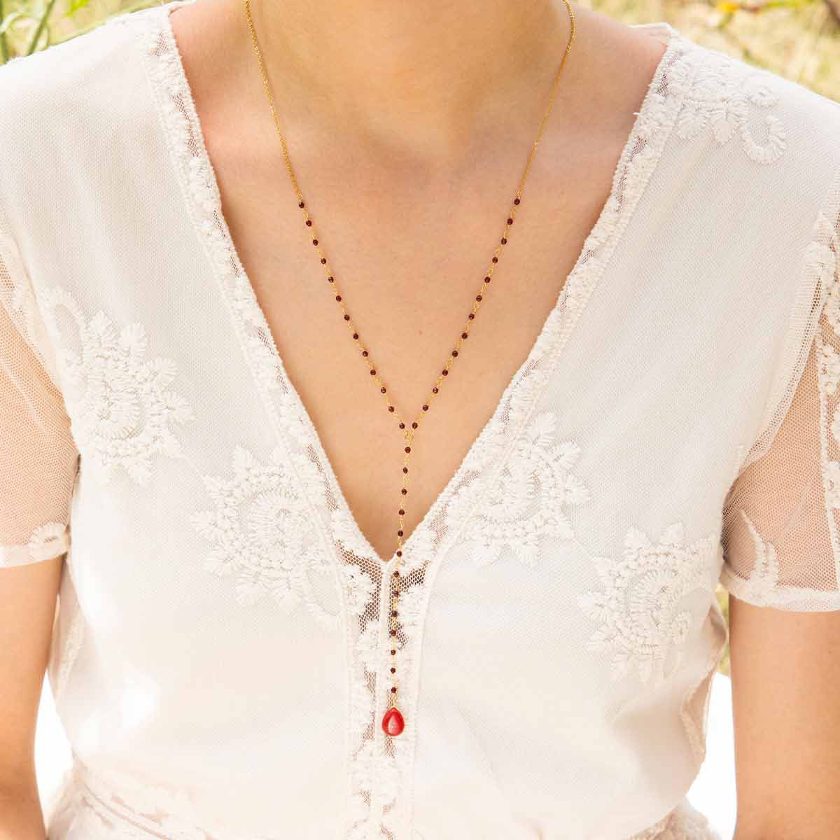 Collier laiton doré monté d'une jade rouge " Rosie " Collier "Lyramea" Jade Rouge Laiton doré