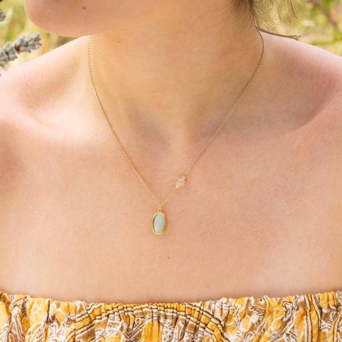 Collier laiton doré monté d'une amazonite, quartz verte " Inés " Collier "Orbital" Amazonite verte et Rose quartz Laiton doré