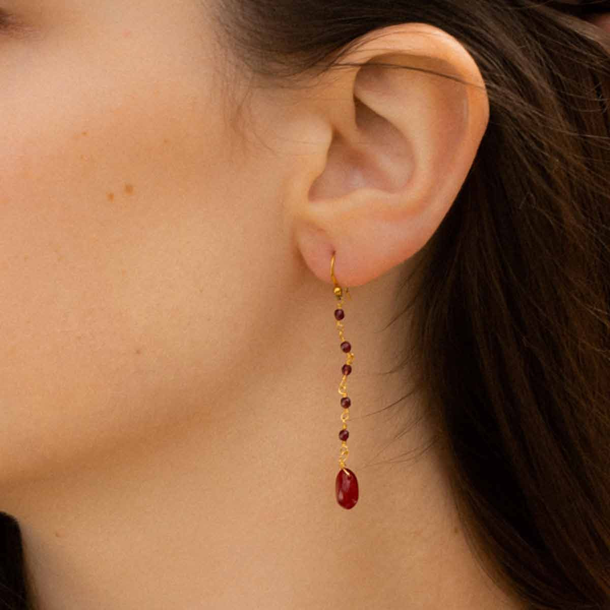 Boucles d'oreilles dorées montées d'un Jade rouge "Rosie"
