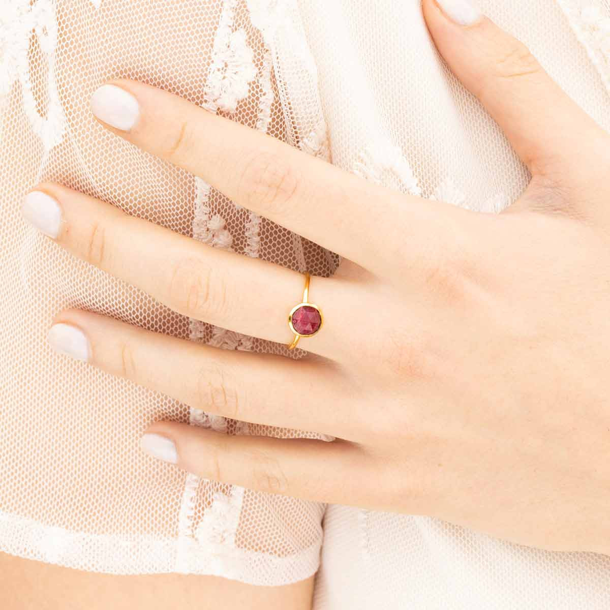 Bague ajustable doré et cyanite Bague dorée "Cyanite rouge"