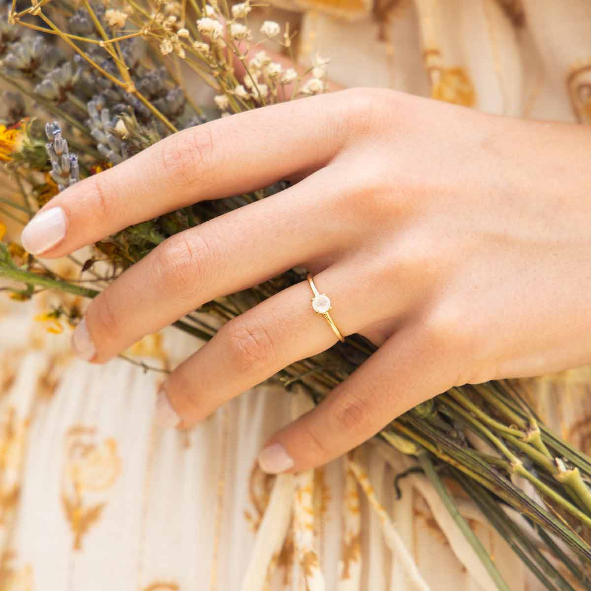 Bague ajustable dorée "Petite boule" Pierre de lune