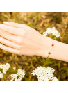 Bracelet doré et camelia