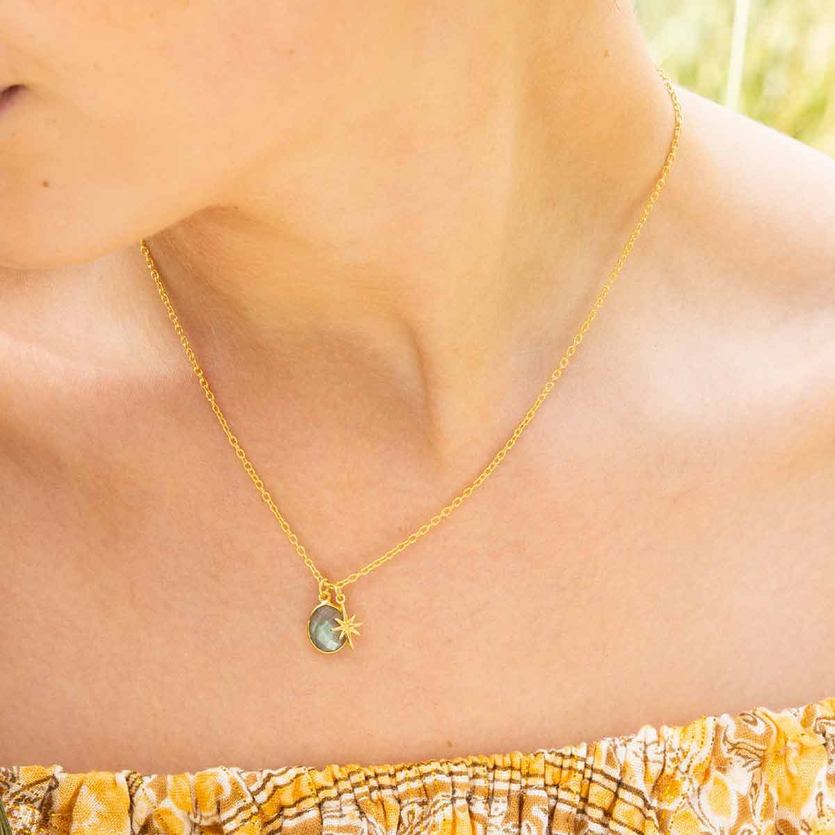 Collier doré et labradorite Collier "Harmonie Lactée" Labradorite Laiton doré