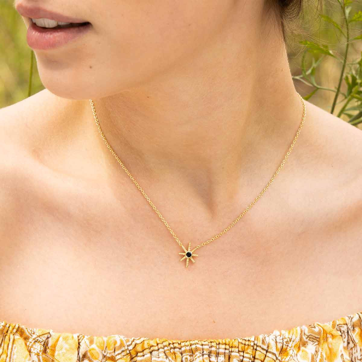 Collier doré et spinelle Collier doré et spinelle