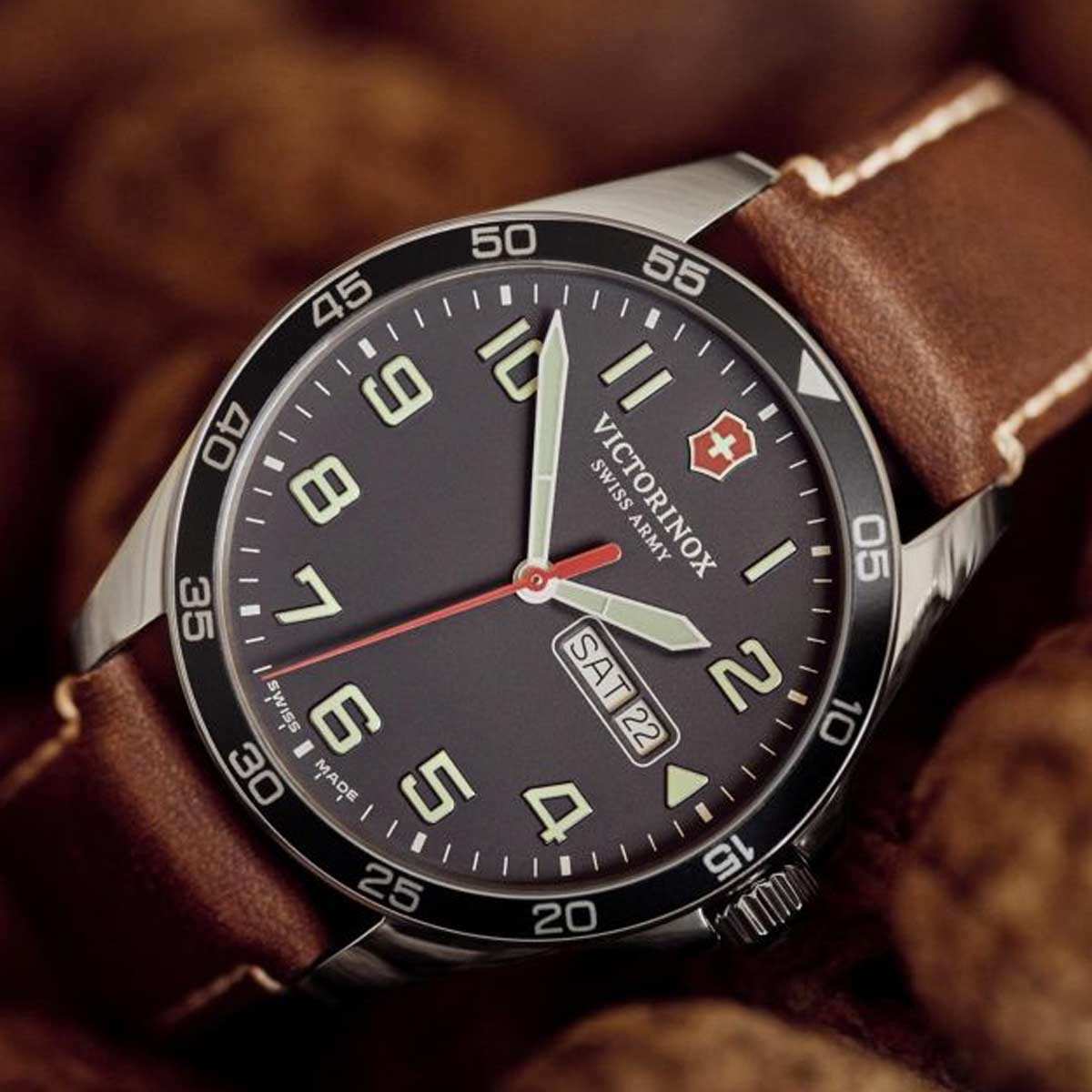 Montre Homme Victorinox FIELDFORCE, boîtier acier inoxydable, bracelet cuir marron - 42 mm Montre Homme Victorinox FIELDFORCE, boîtier acier inoxydable, bracelet cuir marron - 42 mm