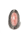 Bague argent massif plateau large et ovale monté de rhodochrosite rose avec détails ciselés en relief autour de la pierre