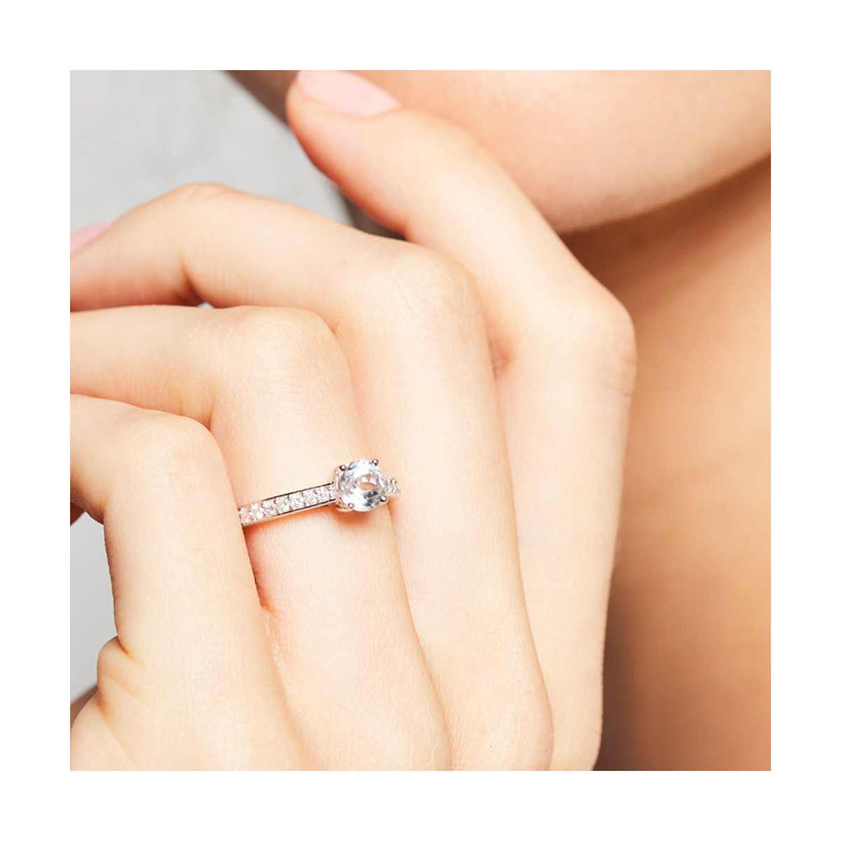 Bague Or Blanc "HÉRA" Diamants 0,31 carat et Topaze blanche 0,90 carat Bague " Ludivine" Or blanc et Topaze