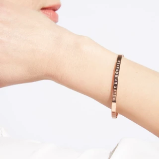 Bracelet à message "Belle Et Rebelle"...