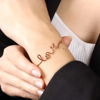 "LOVE" Bracelet jonc en fil lettering...