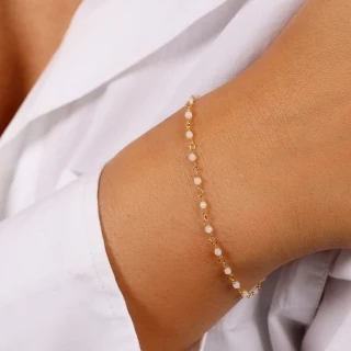 Bracelet doré orné de jade blanche