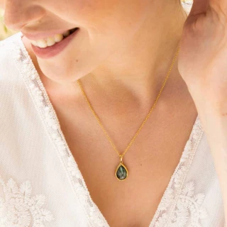 Collier laiton doré monté d'une Labrad...