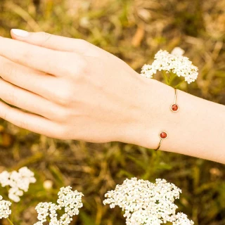 Bracelet doré et camelia