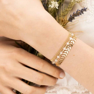 Bracelet doré et pierre de lune